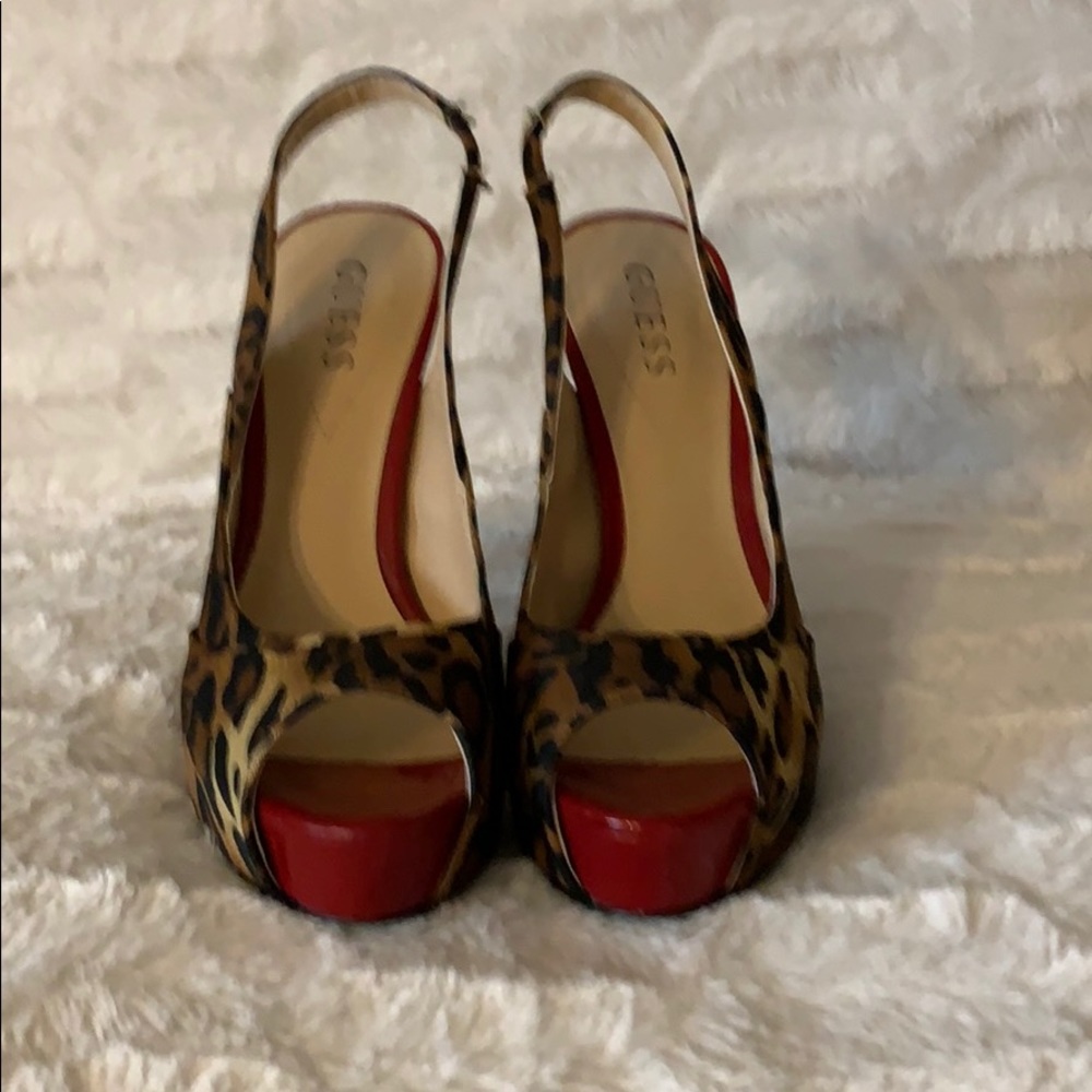 Guess pumps